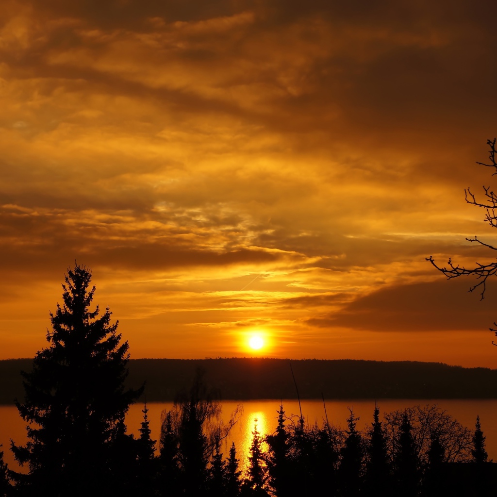 Закат солнца в небе над озером
