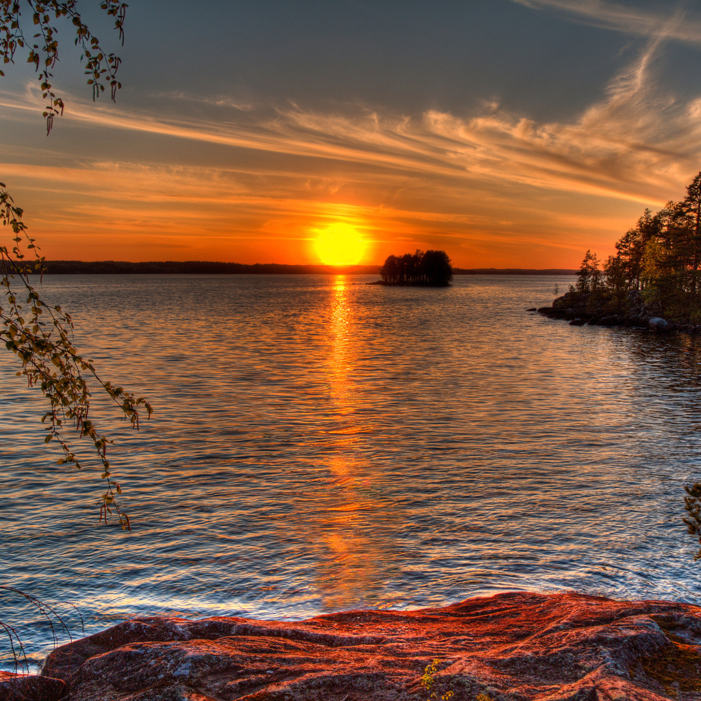 Закат солнца отражается в реке
