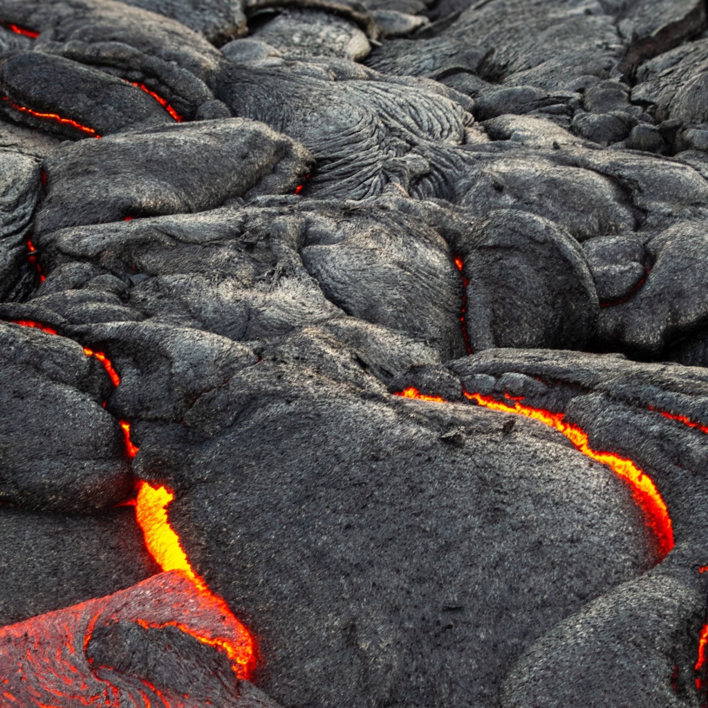 Лава пробивается сквозь трещины в вулкане 