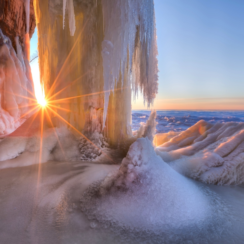 Заледеневший водопад с лучах яркого солнца