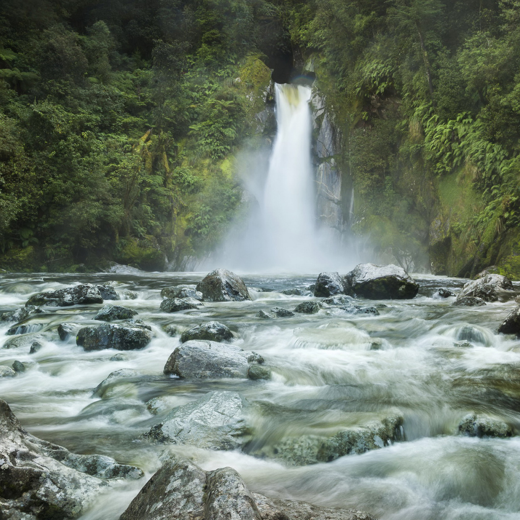 Водопад стекает по камням
