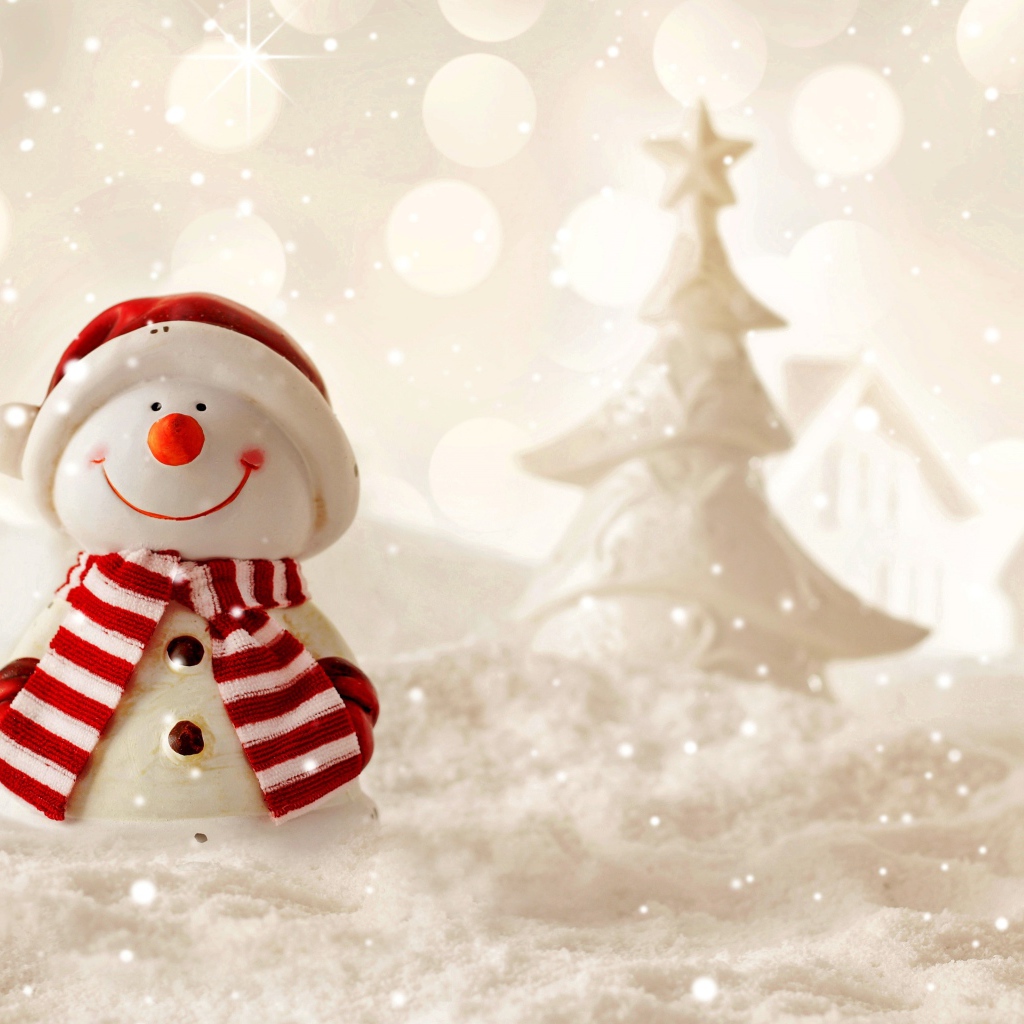 Улыбающийся снеговик стоит на белом снегу