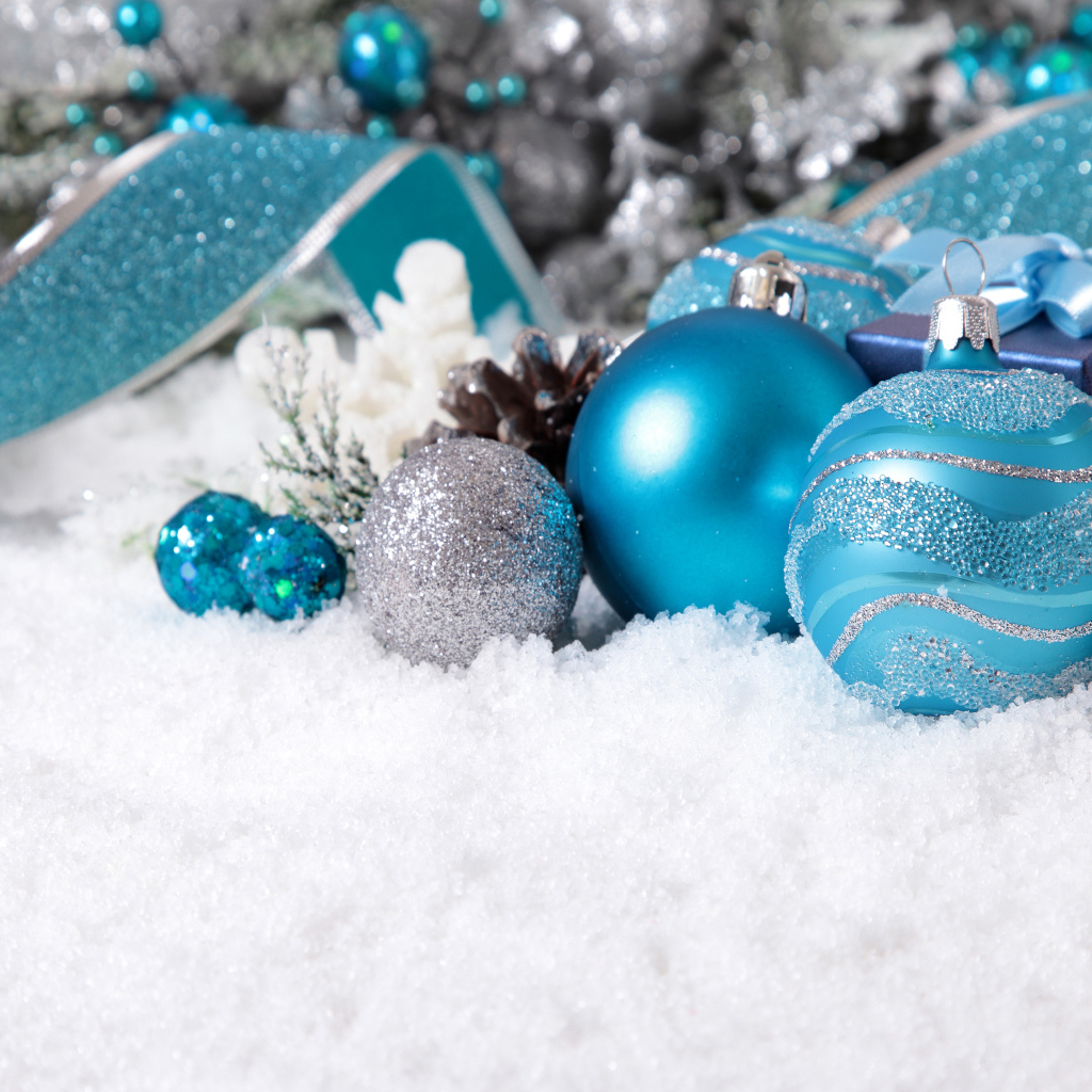 Красивые новогодние шарики на снегу на Новый год и Рождество 2019