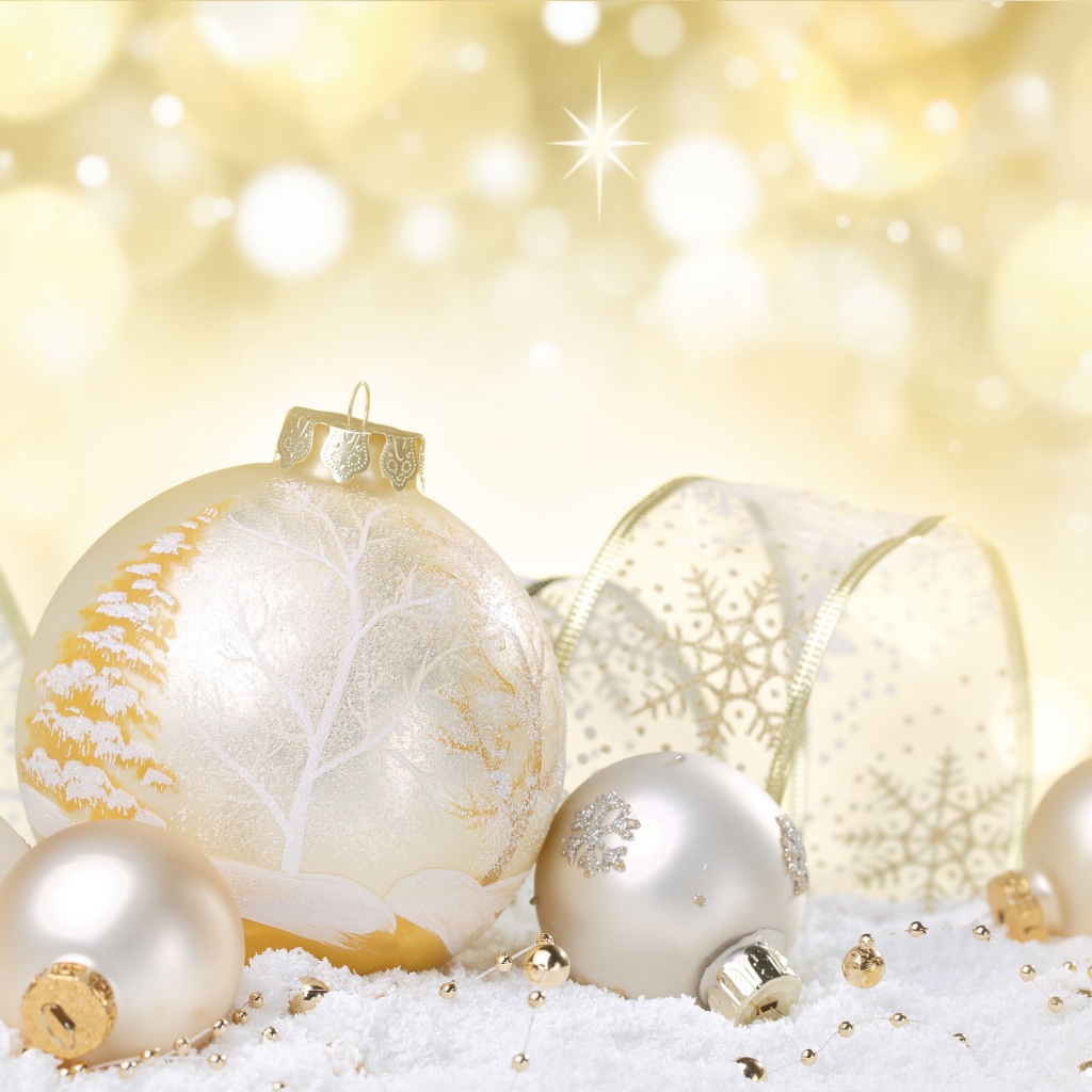 Красивые елочные шары с лентой на Новый год 2019 