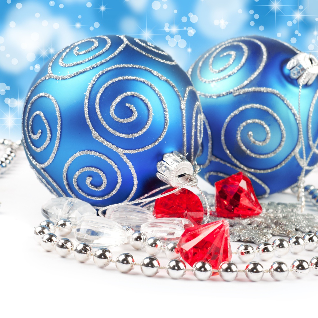 Красивые большие елочные шары с бусами 