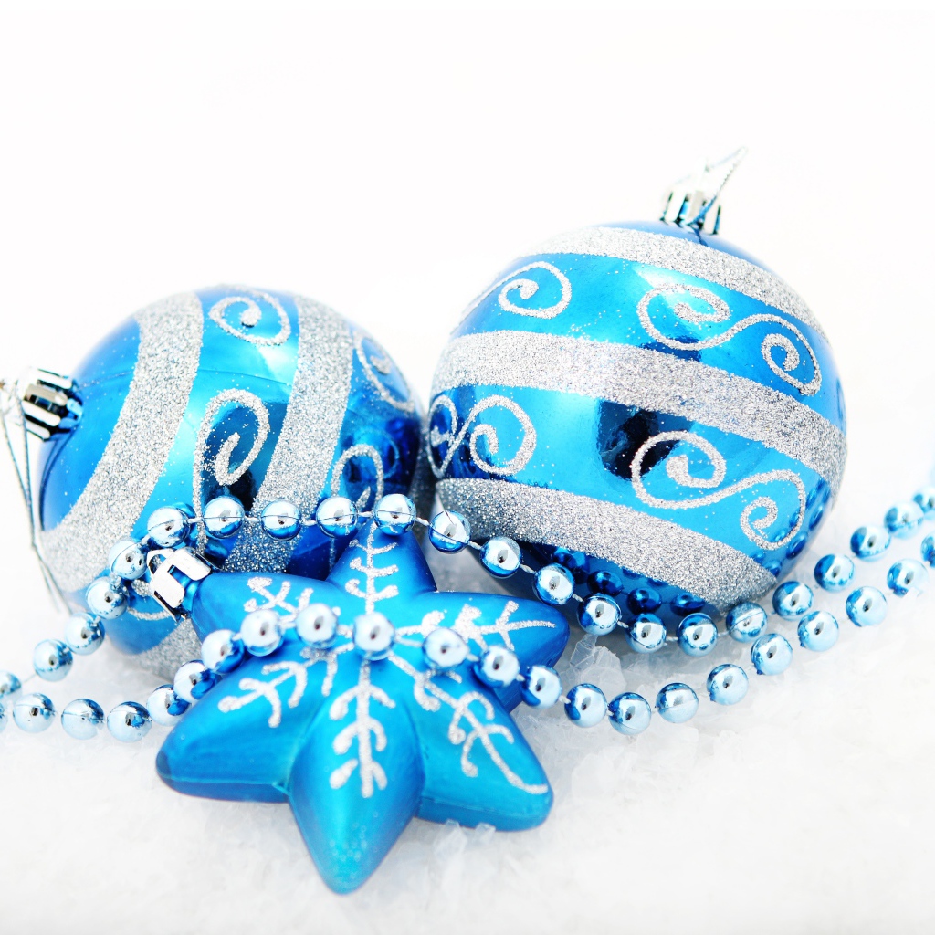 Красивые голубые елочные шарики со звездой и бусами на белом фоне