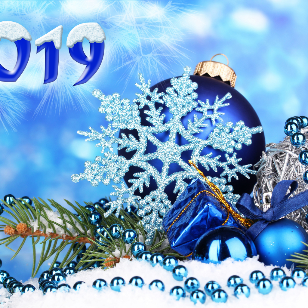 Красивые голубые елочные игрушки на Новый год 2019 