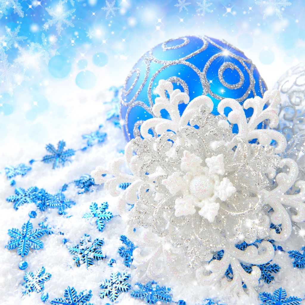 Красивые голубые шарики и блестящие снежинки украшения на новый год