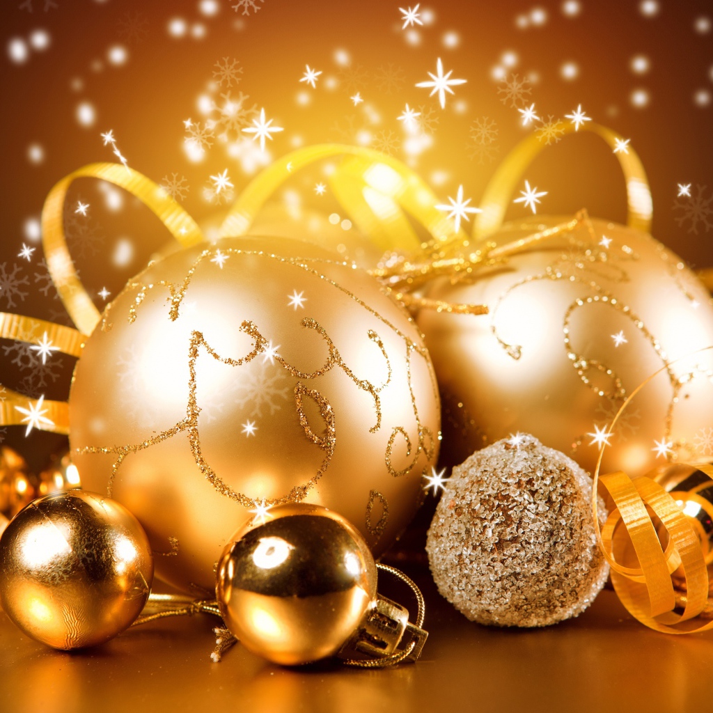 Красивые яркие золотые шары с лентами на Новый год 2019