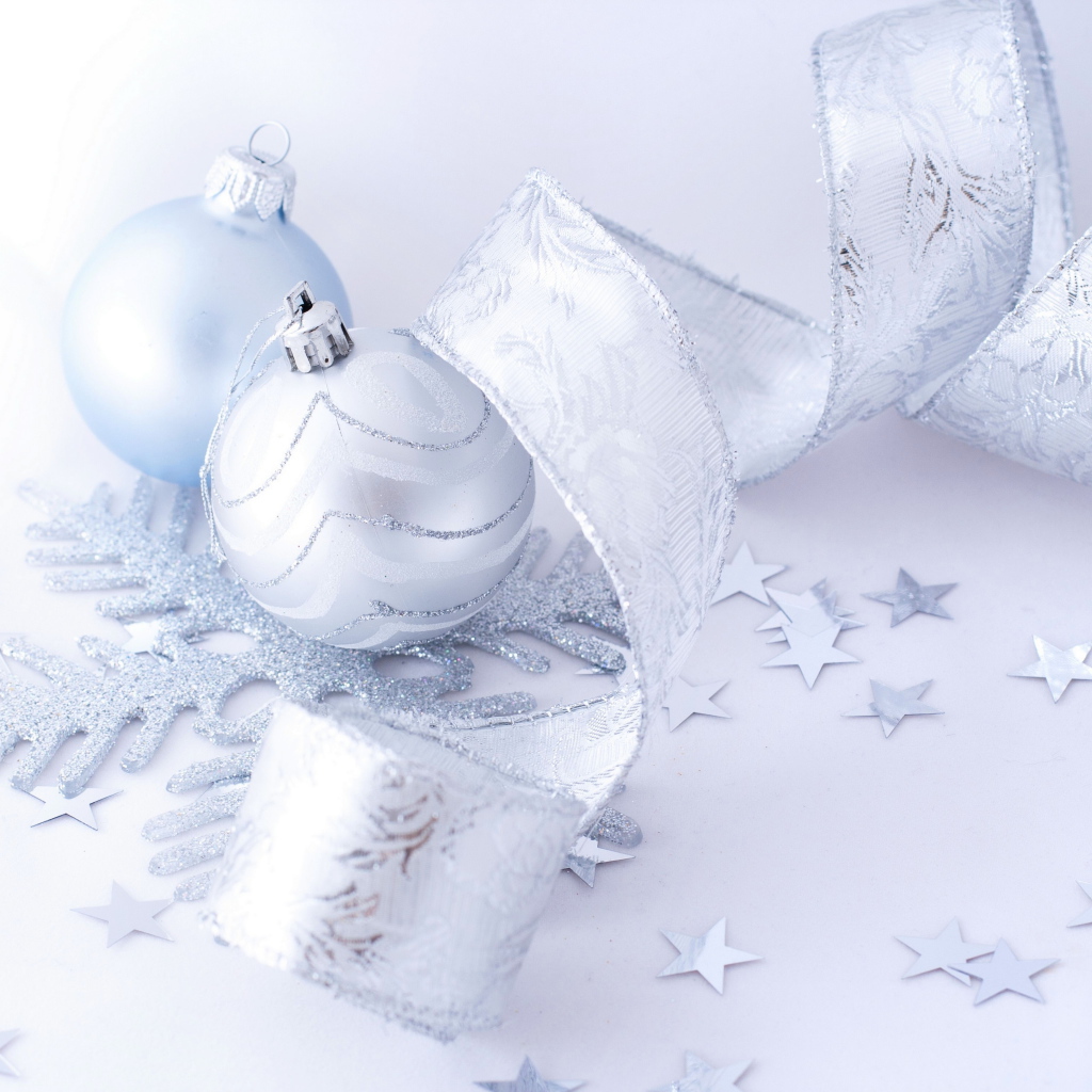 Красивые серые елочные шары с лентой на белом фоне