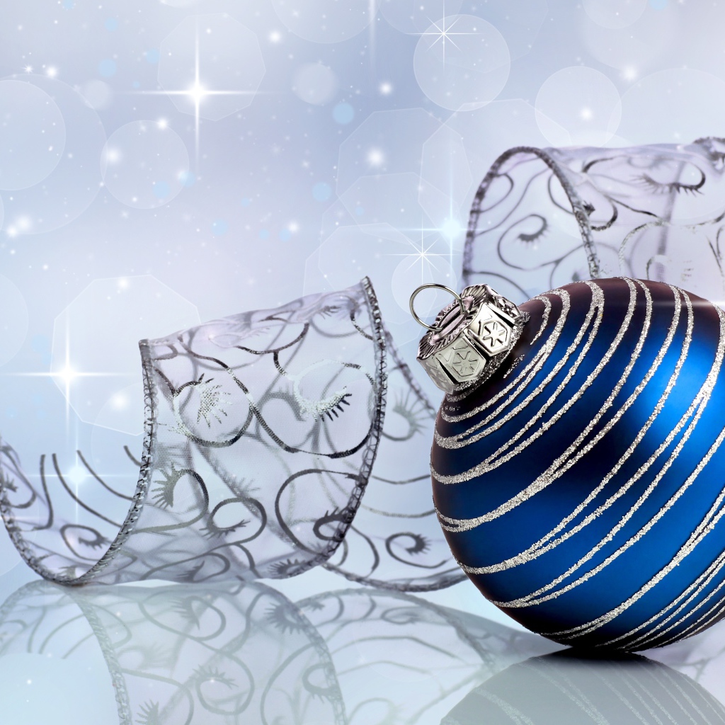 Большой голубой шар с лентой на сером фоне