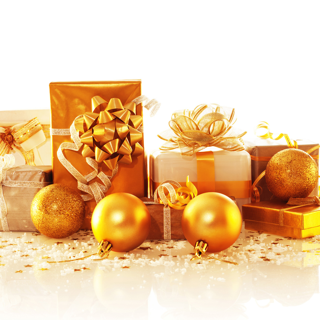 Коробки с подарками и золотыми елочными шарами на белом фоне