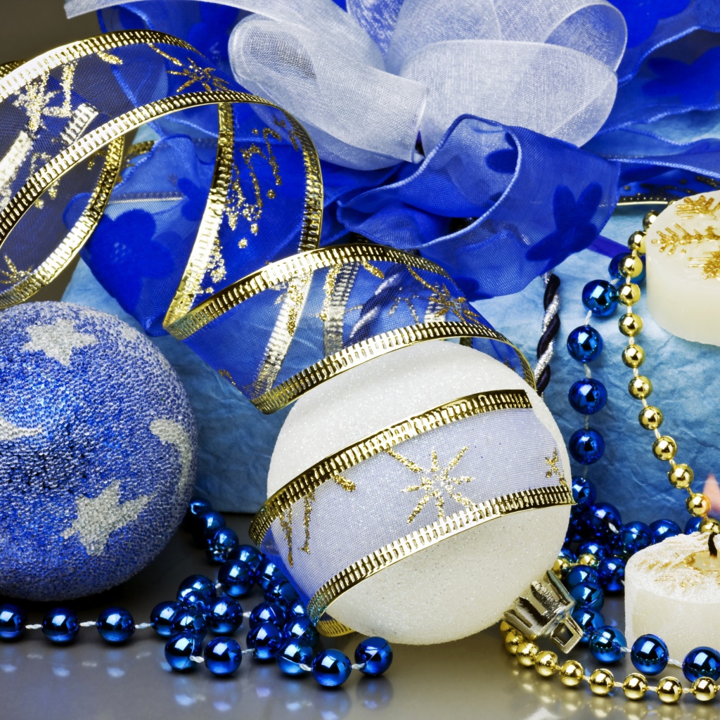 Елочные шары, подарок с лентой и свечи на Новый год 2019 