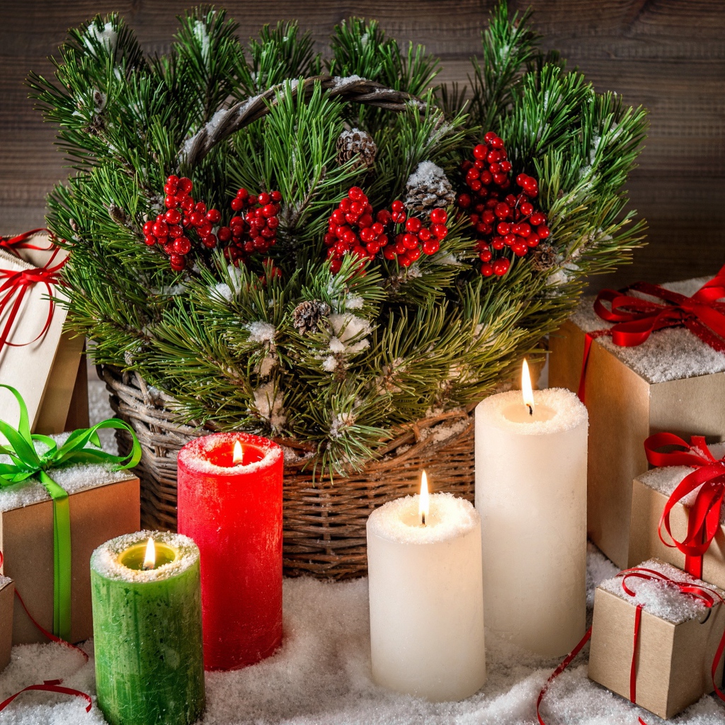 Новогодняя композиция из елочных веток, свечей и подарков