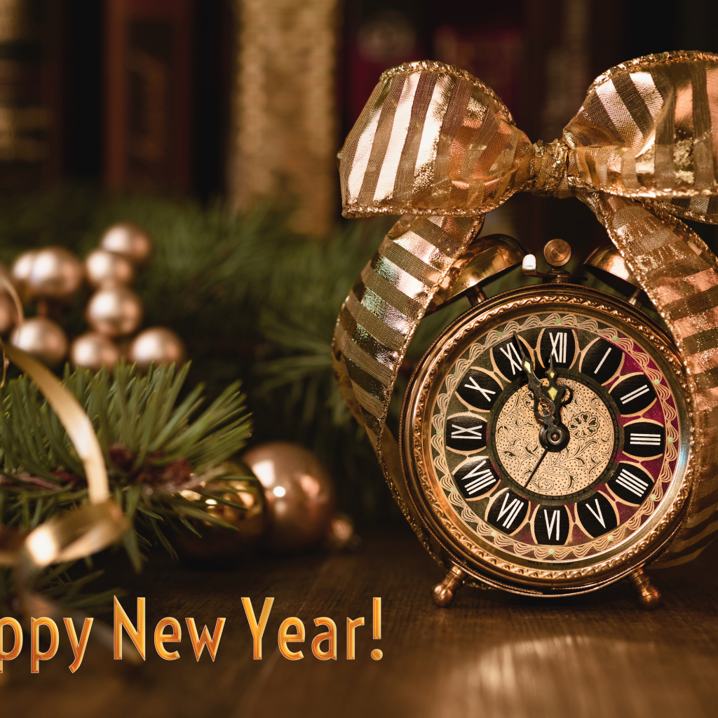 Часы и еловая ветка на новый год 2019