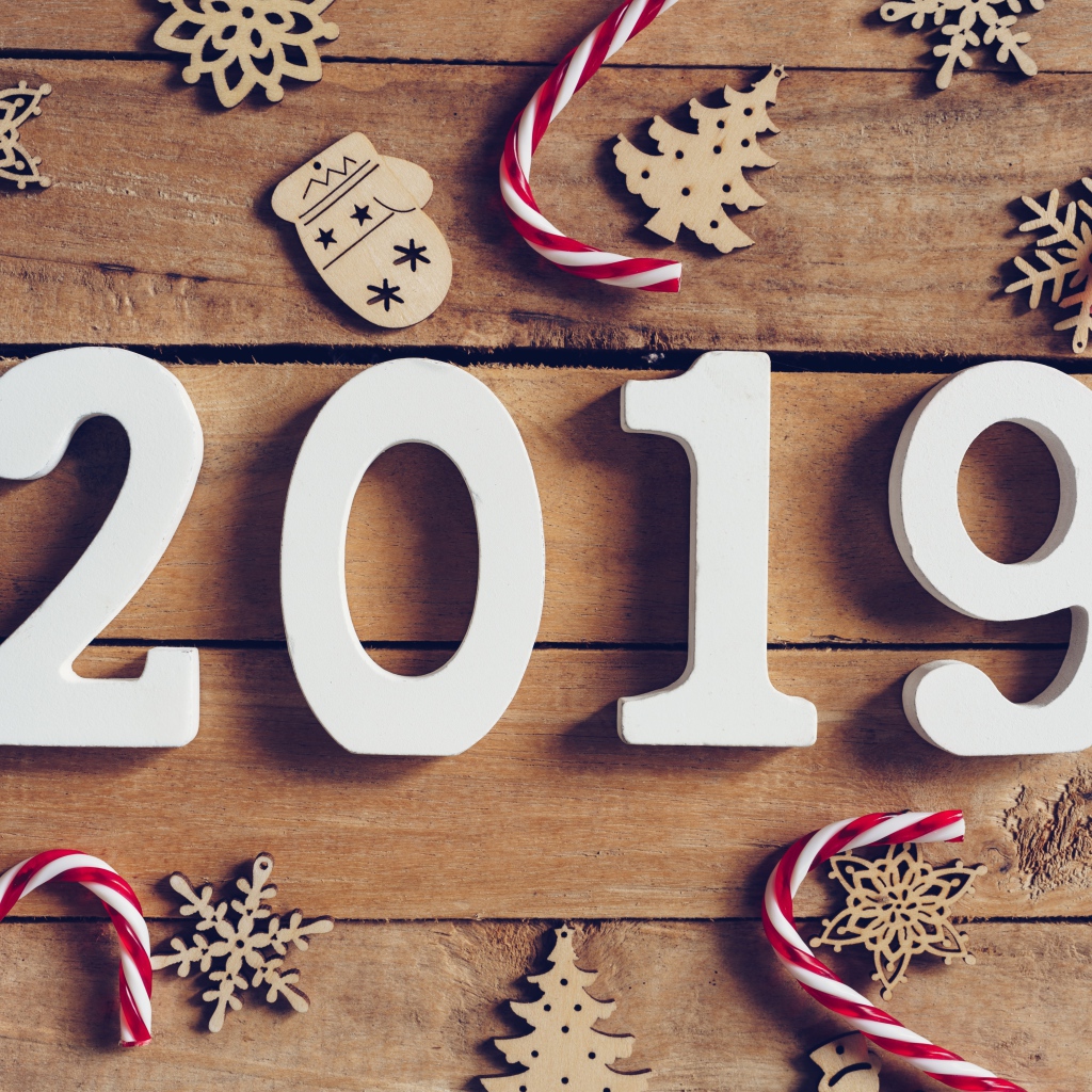 Цифры 2019 с украшениями на деревянном фоне