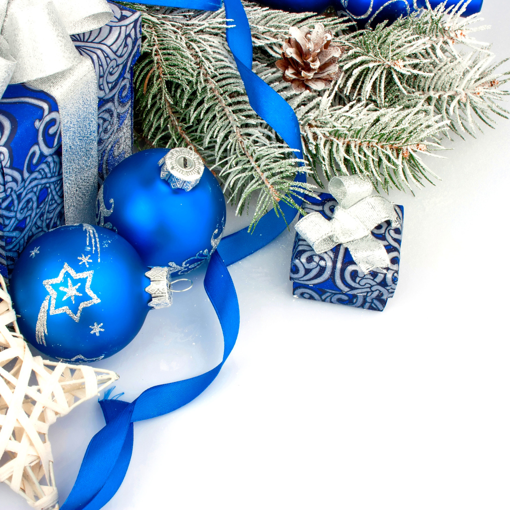 Еловая ветка, подарки и украшения на белом фоне к Новому году 2019