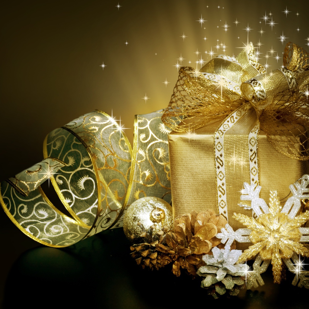 Подарок и золотые шарики и шишки на Новый год 2019