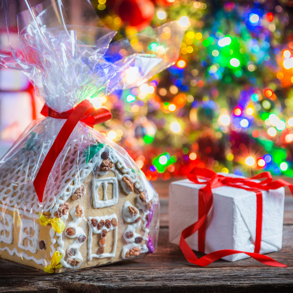 Имбирный красивый домик с подарком на новый год 
