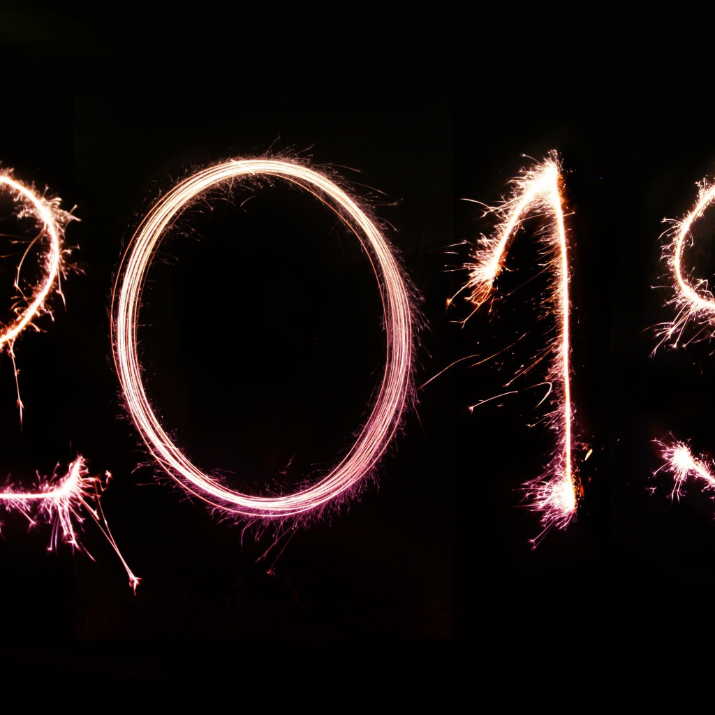 Светящиеся цифры 2019 на черном фоне на Новый год 