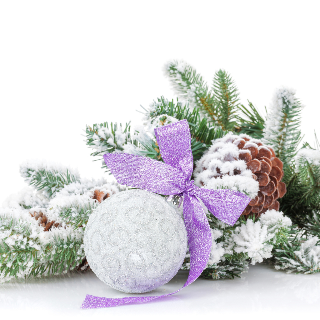 Серый елочный шар с бантом на зеленой ветке на Новый год 2019