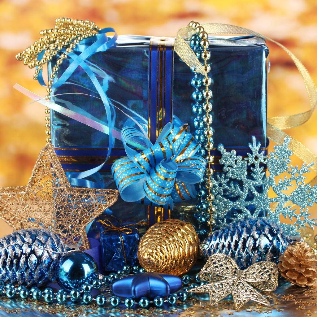 Большой подарок в голубой упаковке с украшениями на Новый год 
