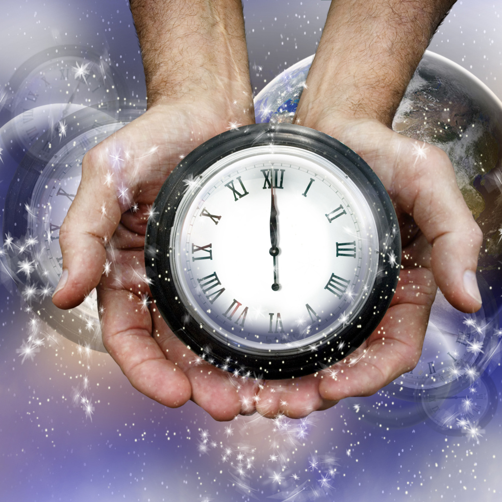 Часы с руках у мужчины показывают двенадцать ночи 