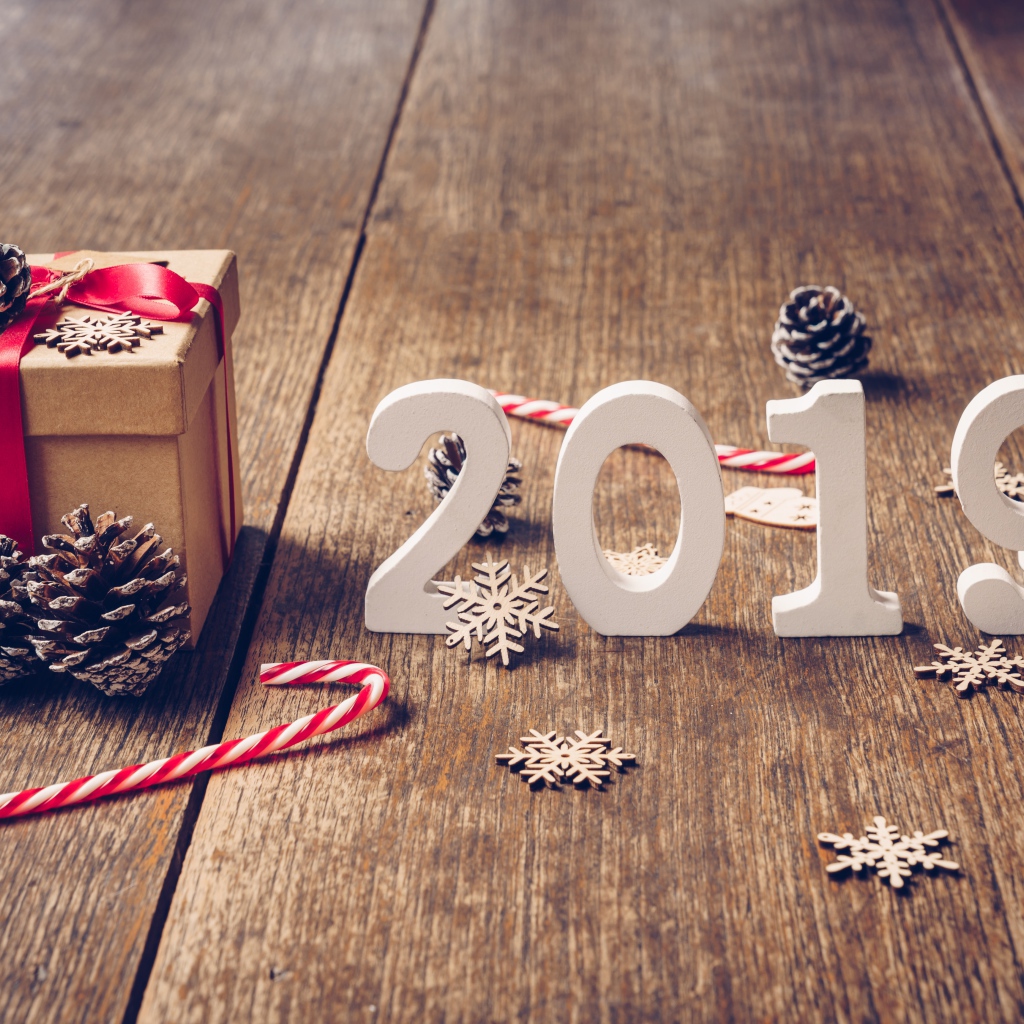 Белые цифры 2019 с подарком на деревянном полу