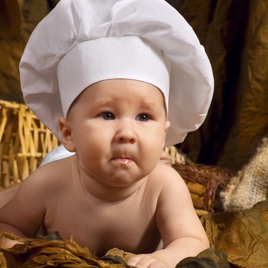 Младенец в белой шапке повара