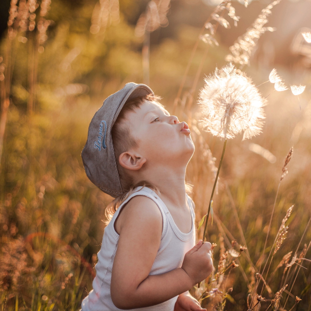 Мальчик с большим одуванчиком в руке