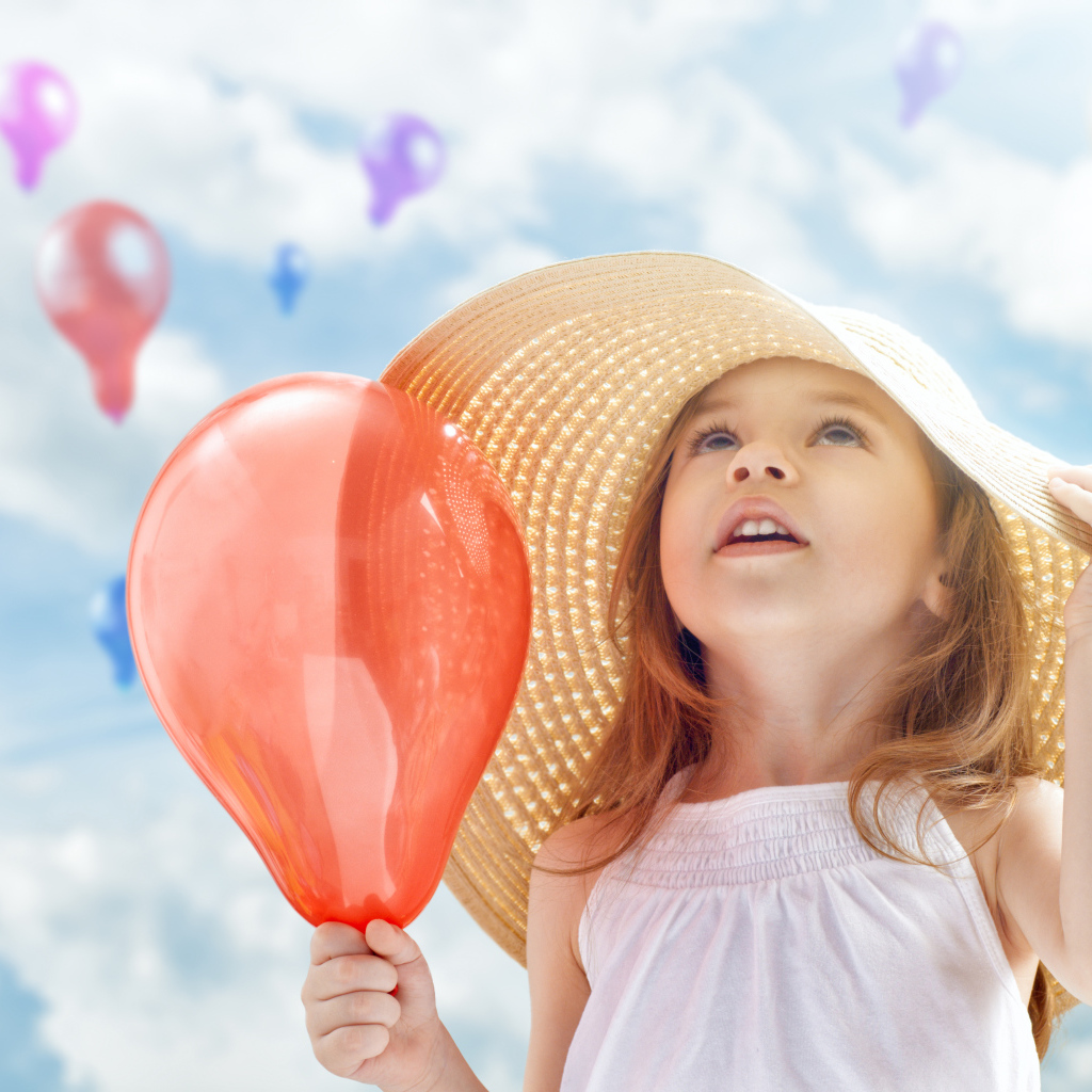Девочка в большой шляпе с красным надувным шариком
