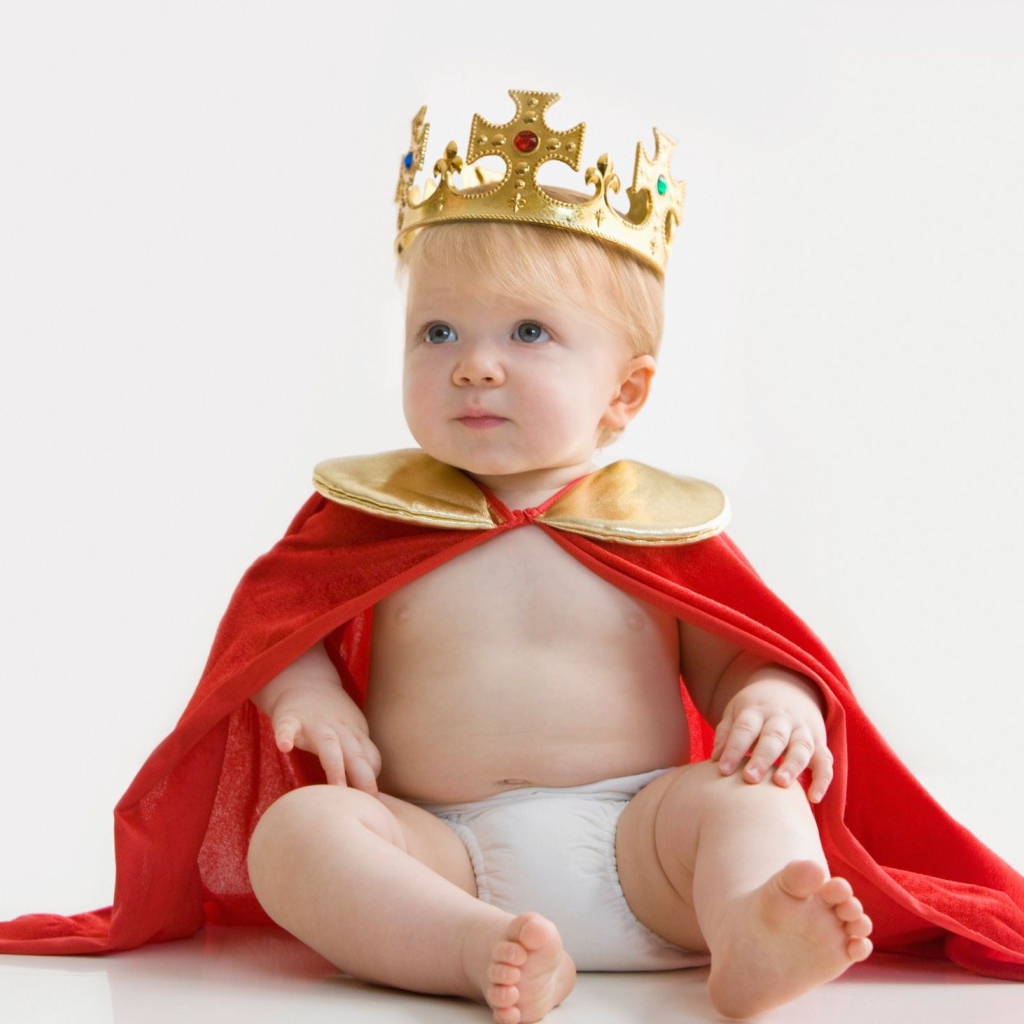 Маленький грудной ребенок в костюме принца
