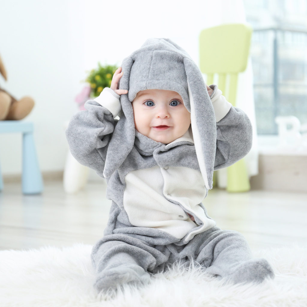 Маленький ребенок в костюме зайчика