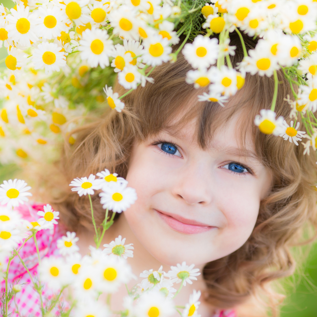 Маленькая девочка с венком из ромашек на голове