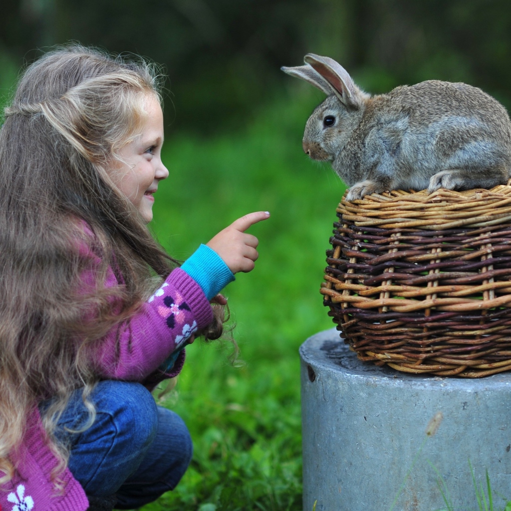 Маленькая длинноволосая девочка с кроликом