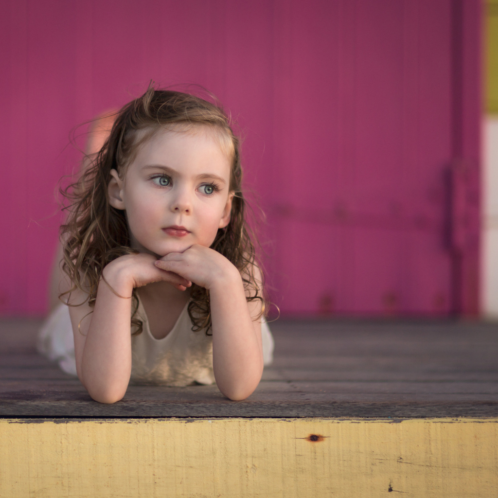 Милая маленькая девочка с красивыми глазами