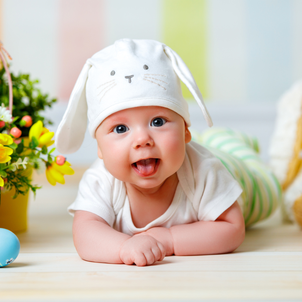 Маленький ребенок с корзиной цветов и пасхальными яйцами