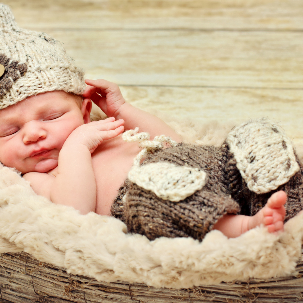 Маленький спящий младенец в шапке