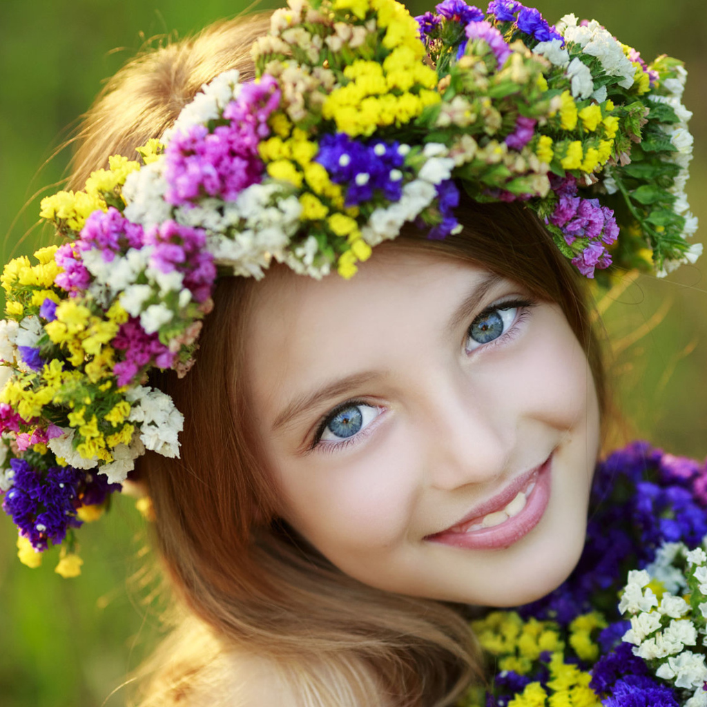 Красивая голубоглазая девочка с венком на голове