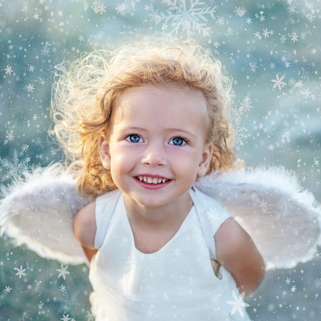 Красивая голубоглазая девочка с крыльями ангела