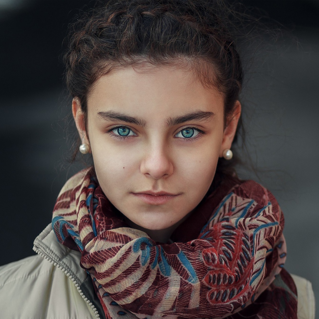 Красивая девочка с платком на шее