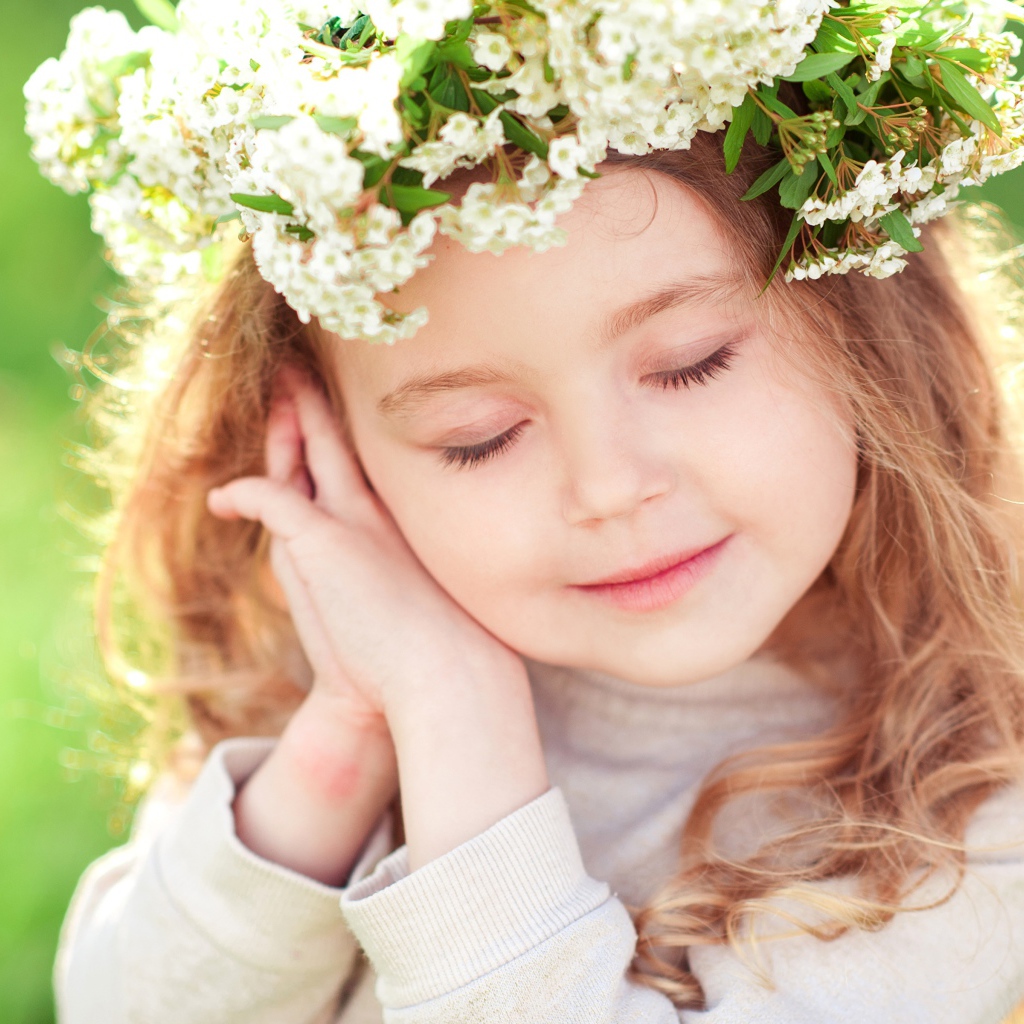 Красивая девочка с венком на голове