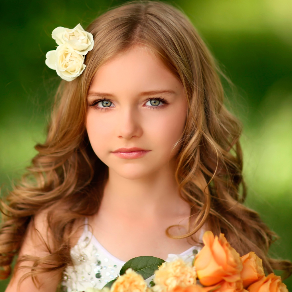 Красивая девочка с цветами в волосах