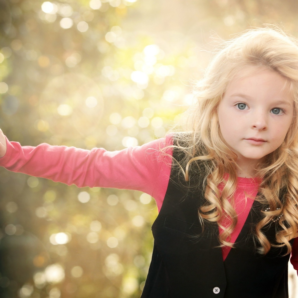 Красивая девочка с белыми кудрями