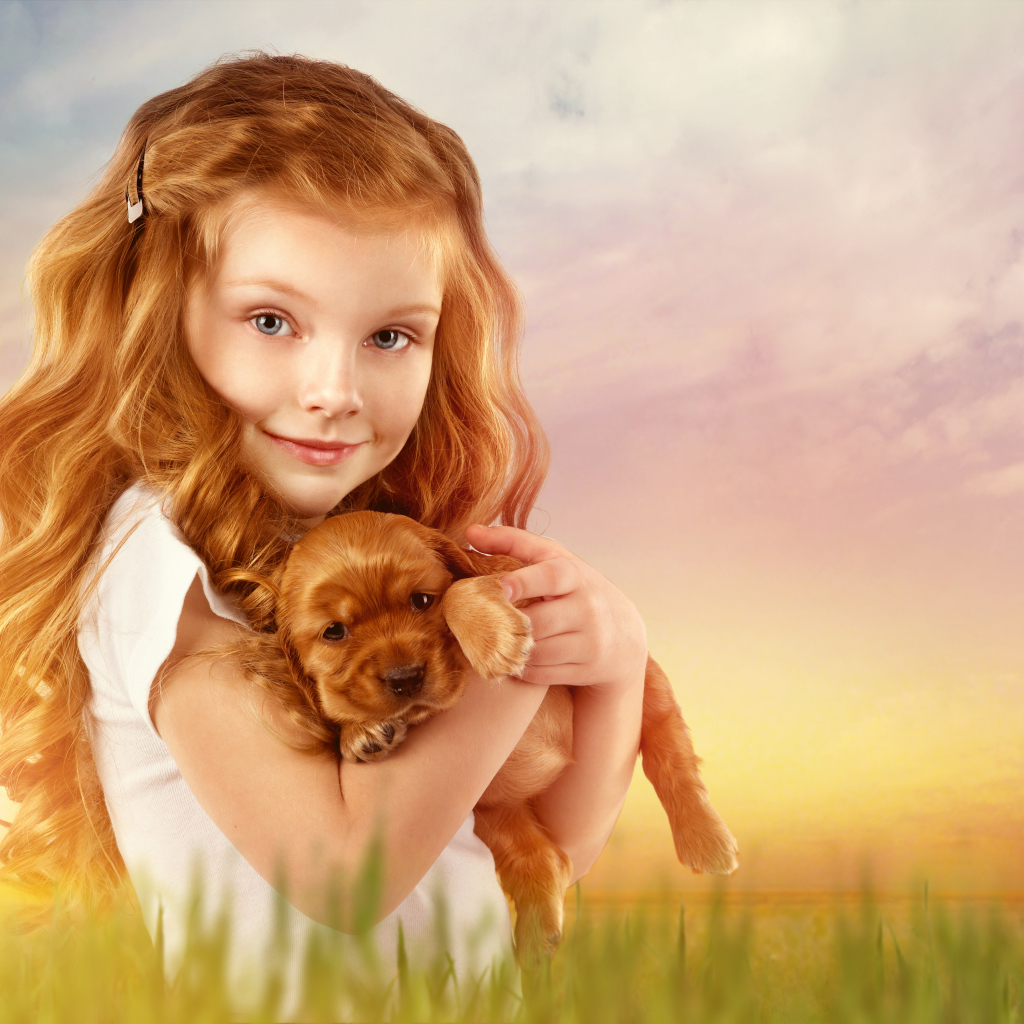 Красивая рыжеволосая девочка со щенком