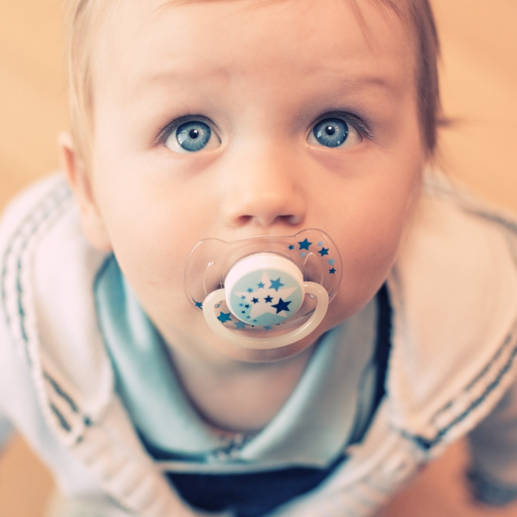 Голубоглазый маленький мальчик с пустышкой