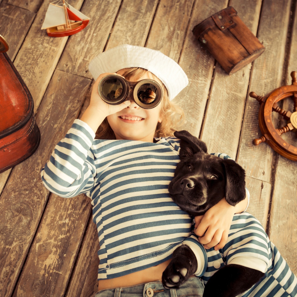Мальчик с собакой играют в матросов
