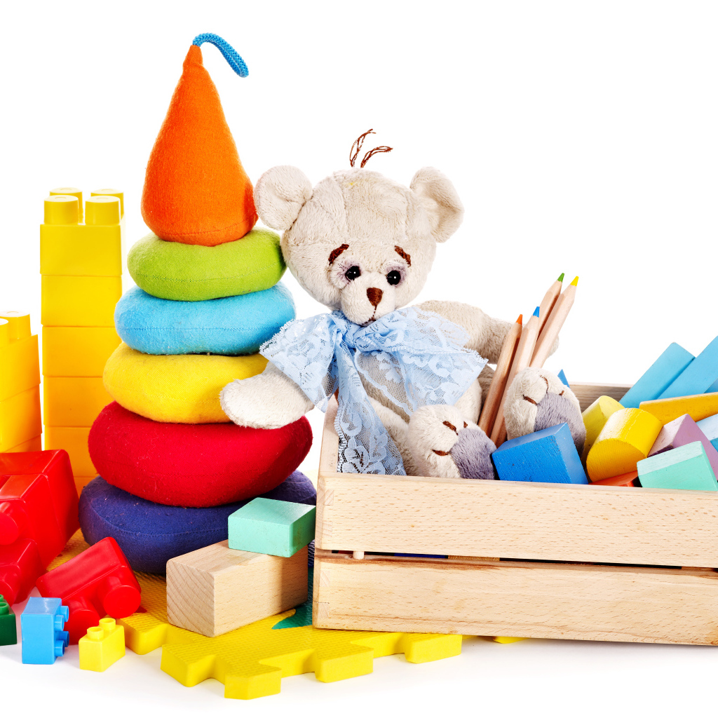 Детские игрушки на белом фоне