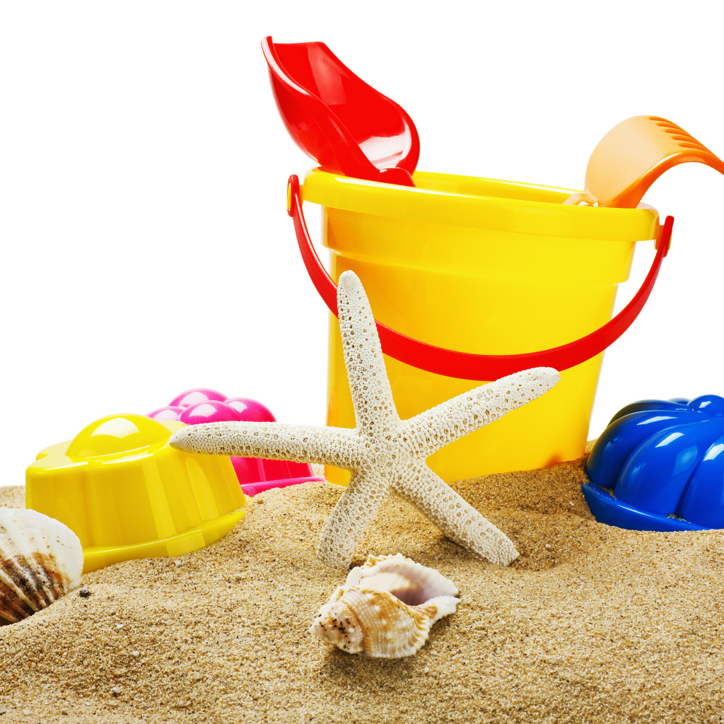 Детские игрушки с ракушками на песке