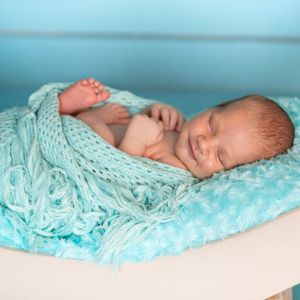 Милый грудной ребенок улыбается во сне